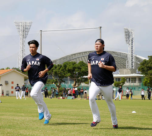 サブグラウンドを大野（左）と並んで走る山口（撮影・加藤哉）