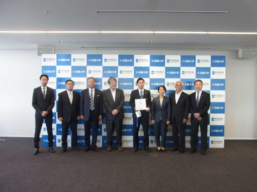 オリックスの指名あいさつを受けた近大・村西（左から5人目）。同3人目は近大・田中監督（撮影・堀まどか）
