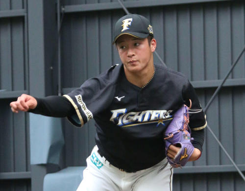サンマリン宮崎のブルペンで投球練習を行う日本ハム吉田輝（撮影・木下大輔）
