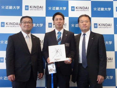 オリックスの古屋編成部副部長（右）と内匠スカウト（左）から指名あいさつを受けた近大・村西（撮影・堀まどか）