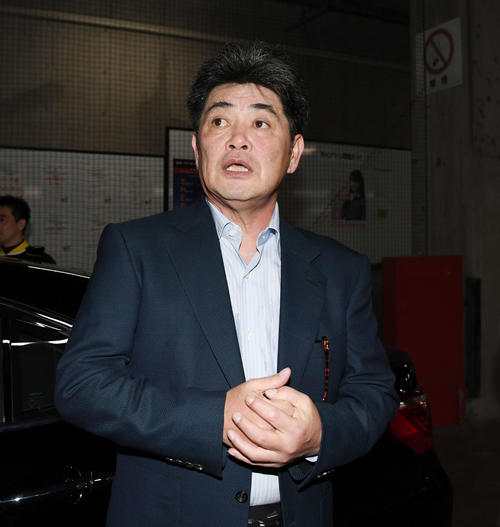 秋季キャンプの打ち合わせを終え、取材に応じる工藤監督（撮影・今浪浩三）