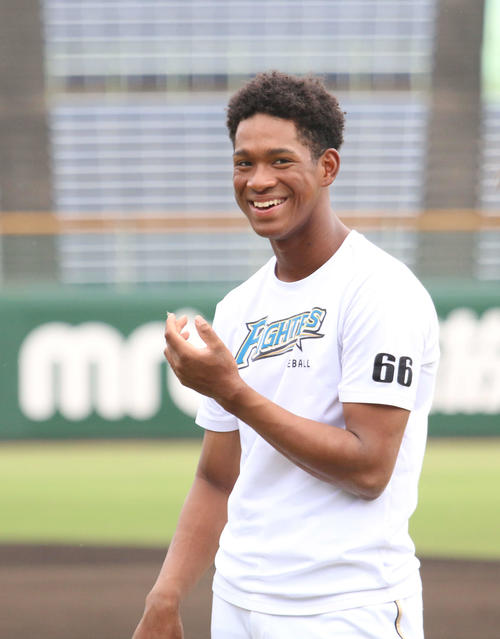 フェニックスリーグ　日本ハム対中日戦　5回に左翼中段へ2ラン本塁打を放った日本ハム万波は試合後に笑顔（撮影・木下大輔）