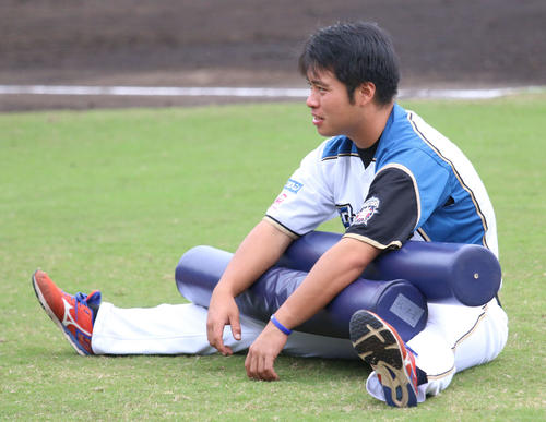 フェニックスリーグ　日本ハム対中日戦　5回に今リーグ4本目のソロ本塁打を放った日本ハム今井は試合後にクールダウン（撮影・木下大輔）
