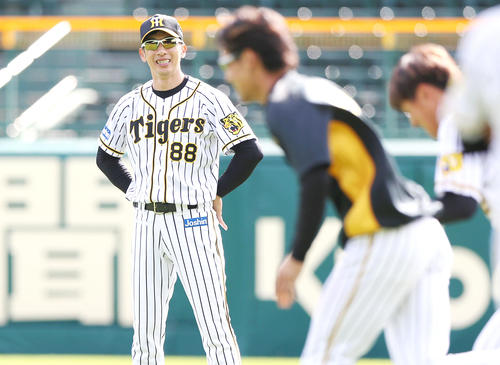 笑顔でナインを見つめる矢野監督（撮影・上山淳一）