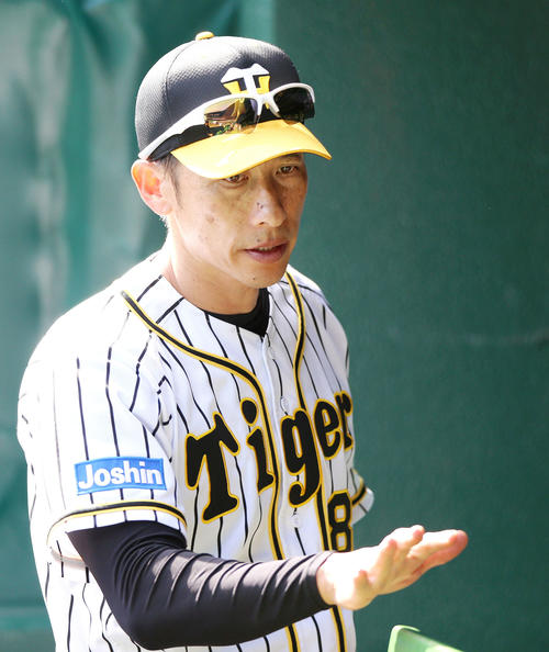 ベンチで話す矢野監督（撮影・上山淳一）