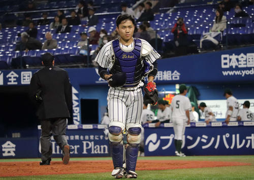 関東学院大戦で二盗を阻止しベンチへ戻るソフトバンク2位の東海大・海野（撮影・金子真仁）