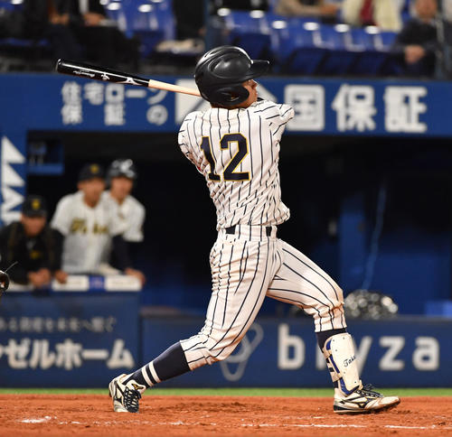関東学院大対東海大　7回裏東海大無死一、三塁、海野は左犠飛を放つ（撮影・柴田隆二）