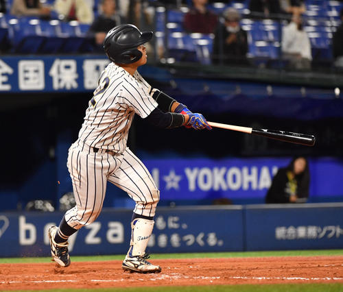 関東学院大対東海大　7回裏東海大無死一、三塁、海野は左犠飛を放つ（撮影・柴田隆二）