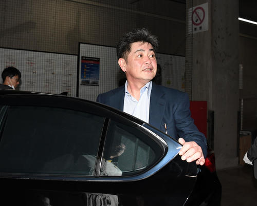 秋季キャンプの打ち合わせを終え引き揚げる工藤公康監督（撮影・今浪浩三）