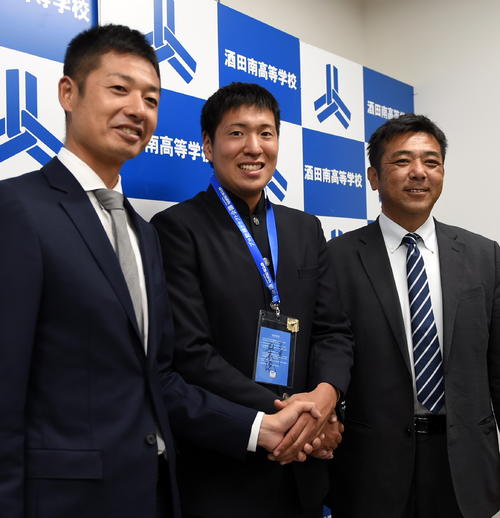 巨人原監督サイン入りのドラフト会議パスを受け取った酒田南・伊藤（中央）と柏田スカウト（右）、青木スカウト