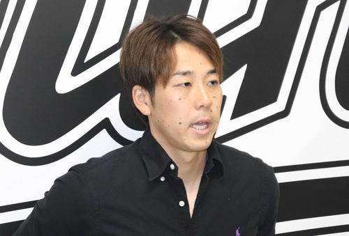FA権の行使を表明し、取材に応じるロッテ鈴木（撮影・久永壮真）