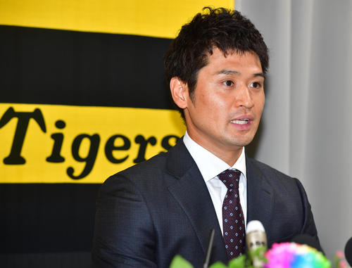 ソフトバンクから移籍入団し会見を行う中田賢一（撮影・清水貴仁）