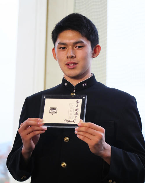 大船渡・佐々木はロッテ井口監督から贈られた交渉権獲得の当たりくじを手に笑顔を見せる（撮影・足立雅史）