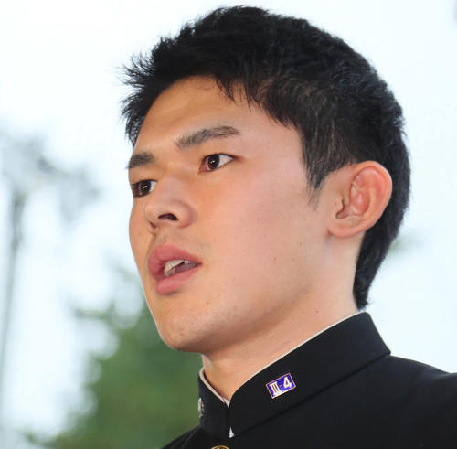 大船渡・佐々木はロッテ井口監督から指名あいさつを受け報道陣の質問に答える（撮影・足立雅史）