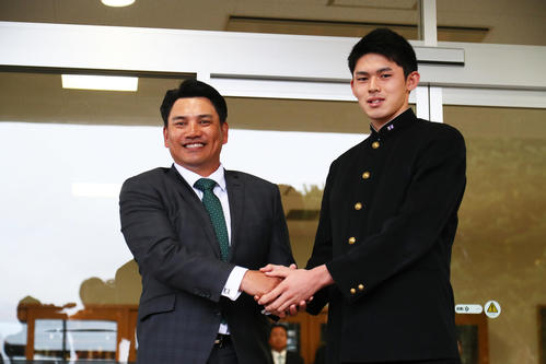 大船渡・佐々木（右）は指名あいさつに訪れたロッテ井口監督と笑顔で握手を交わす（撮影・足立雅史）