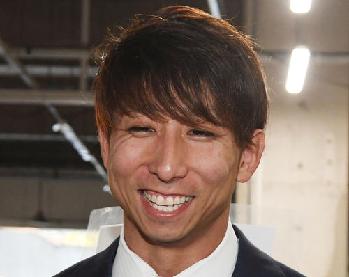工藤監督との話し合いを終え笑顔で記者の質問に答える福田（撮影・今浪浩三）