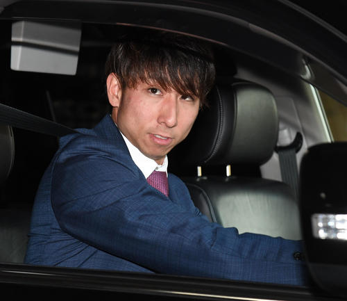 工藤監督との話し合いを終え引き揚げる福田（撮影・今浪浩三）