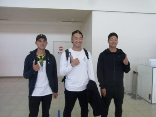 プエルトリコでのウインター・リーグに参加するため、日本を出発したオリックスの鈴木優、T－岡田、漆原（左から）（撮影・堀まどか）