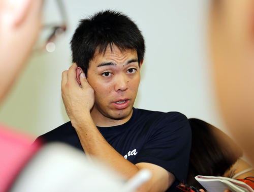 代表練習後、メジャー挑戦を表明し、報道陣に囲まれる西武・秋山（撮影・浅見桂子）
