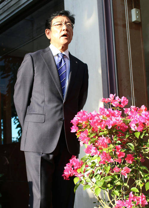 30日から始まる秋季キャンプへ向けて沖縄・国頭に到着した日本ハム栗山監督（撮影・木下大輔）