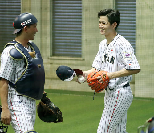高橋（右）はブルペンで投球練習を終え小林と談笑する（撮影・加藤哉）