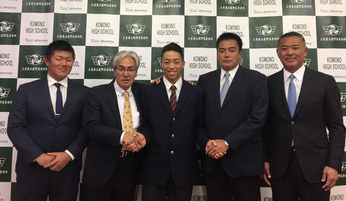 中日スカウト陣に囲まれ笑顔を見せる中日ドラフト5位菰野・岡林（撮影・伊東大介）