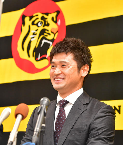 ソフトバンクから移籍入団し会見を行う中田賢一（撮影・清水貴仁）