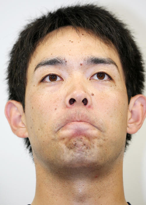 代表練習後、囲み会見でメジャー表明した西武・秋山は口元を引き締める（撮影・浅見桂子）