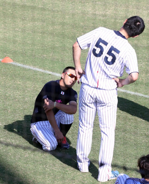 日差しの強さに、秋山（右）の陰に入ろうとする菊池（撮影・浅見桂子）