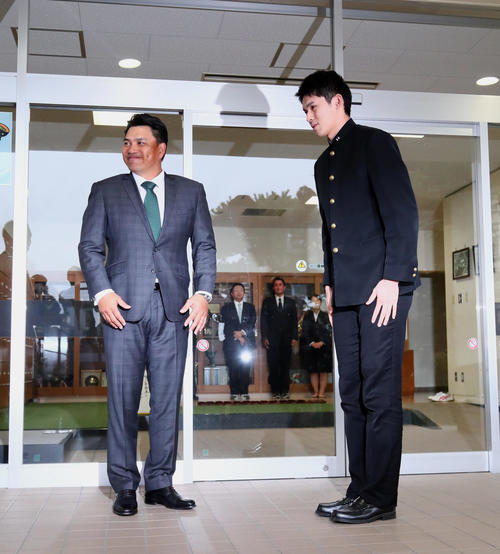 大船渡・佐々木（右）は指名あいさつに訪れたロッテ井口監督に時折緊張の表情を見せる（撮影・足立雅史）