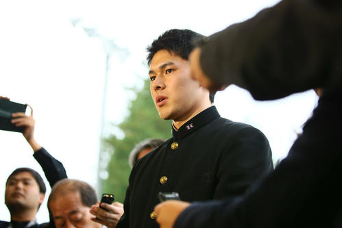 大船渡・佐々木はロッテ井口監督から指名あいさつを受け報道陣の質問に答える（撮影・足立雅史）