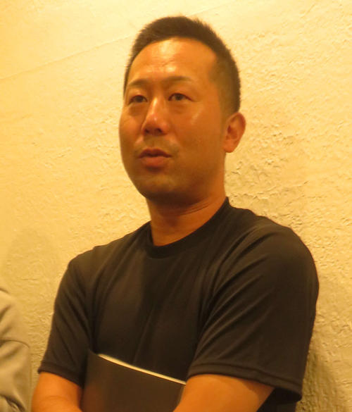 宿舎でのミーティング後に取材対応をする楽天三木監督（撮影・桑原幹久）