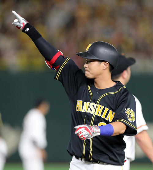 適時打を放ち得意げにベンチを指さす木浪（2019年9月15日撮影）