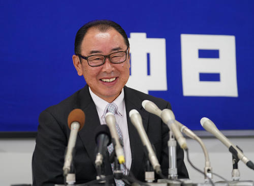 中日秋季キャンプ　ナインにあいさつ後、就任会見を行った仁村徹2軍監督（撮影・森本幸一）
