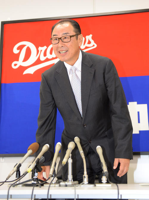 中日秋季キャンプ　ナインにあいさつ後、就任会見を行った仁村徹2軍監督（撮影・森本幸一）