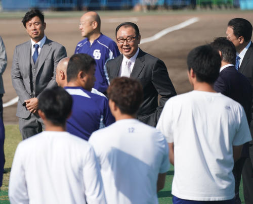 中日秋季キャンプ　練習開始前、ナインにあいさつをする仁村徹2軍監督（撮影・森本幸一）