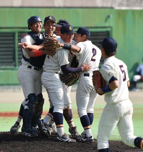 天理大に完封で勝利しナインと笑顔を見せる大商大・大西（中央）（撮影・上田博志）