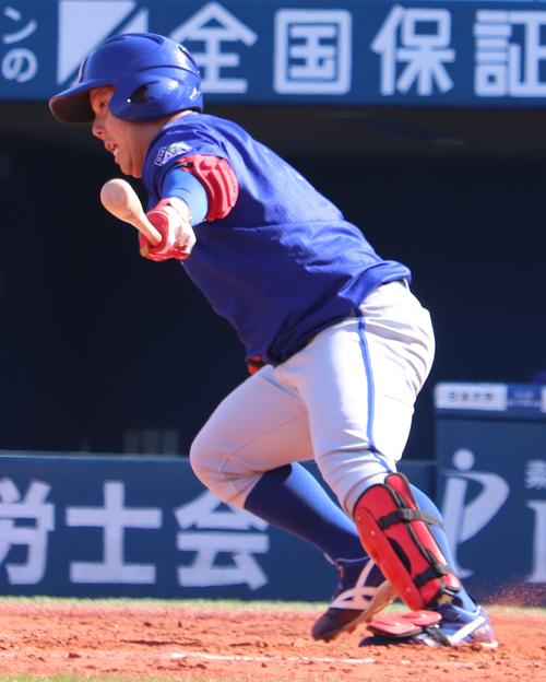 創価大対白鴎大　オリックスから育成ドラフト6位指名を受けた白鴎大・大下が2安打2打点と活躍した（撮影・古川真弥）