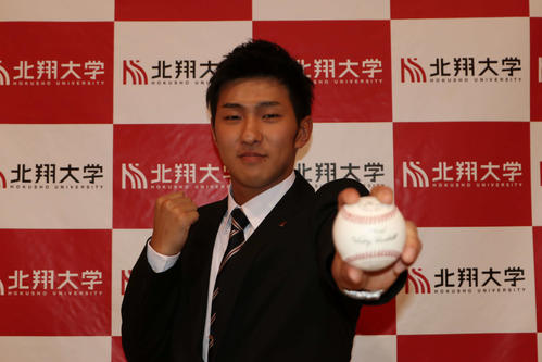 ロッテから育成1位指名を受け、ボールを手にガッツポーズする北翔大・本前（2019年10月17日撮影）