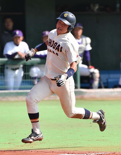 大商大対天理大　6回表大商大2死一、二塁、植田の中前適時打で生還する大商大・小野寺暖（撮影・上田博志）