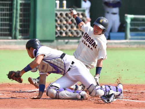 大商大対天理大　6回表大商大2死一、二塁、植田の中前適時打で生還する大商大・小野寺暖（撮影・上田博志）