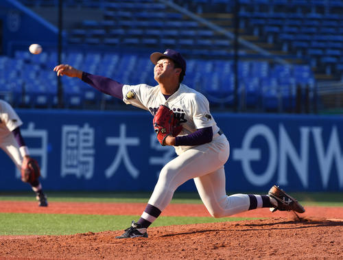立大対明大、8回から登板した明大・伊勢（撮影・柴田隆二）