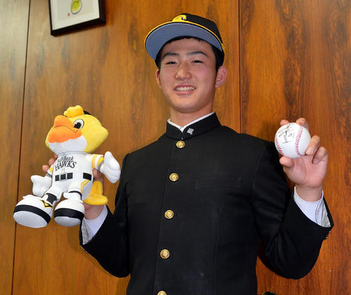 ソフトバンク工藤監督のサインボールを手に笑顔を見せる山形中央・村上（撮影・鎌田直秀）