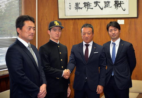 ソフトバンク作山スカウトチーフ補佐（右から2人目）と握手する山形中央・村上（左から2人目）。左は山形中央・庄司監督、右はソフトバンク福元スカウト（撮影・鎌田直秀）