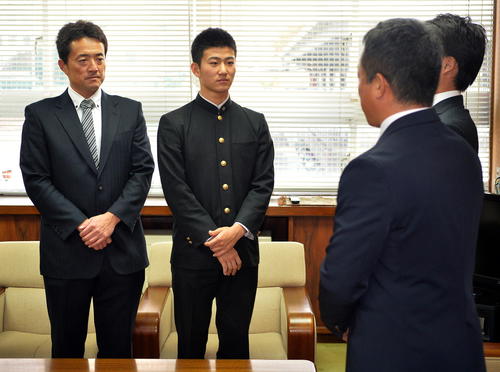 山形中央・庄司監督（左）とソフトバンクの指名あいさつを受ける村上（中央）（撮影・鎌田直秀）