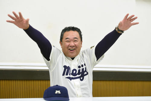 退任会見で12年間の思い出を語る明大・善波監督（撮影・柴田隆二）