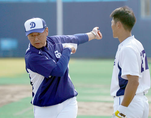 中日秋季キャンプ　大野奨太（右）に打撃のアドバイスをする仁村徹二軍監督（左）（撮影・森本幸一）