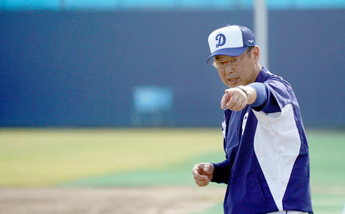 中日秋季キャンプ　会見後、トレーニングウェアに着替え、厳しい表情で練習参加する仁村徹二軍監督（撮影・森本幸一）