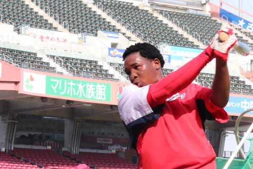 ティー打撃を行う練習生エラディオ（撮影・前原淳）