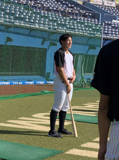 秋季練習を打ち上げ、締めのあいさつをするロッテ安田